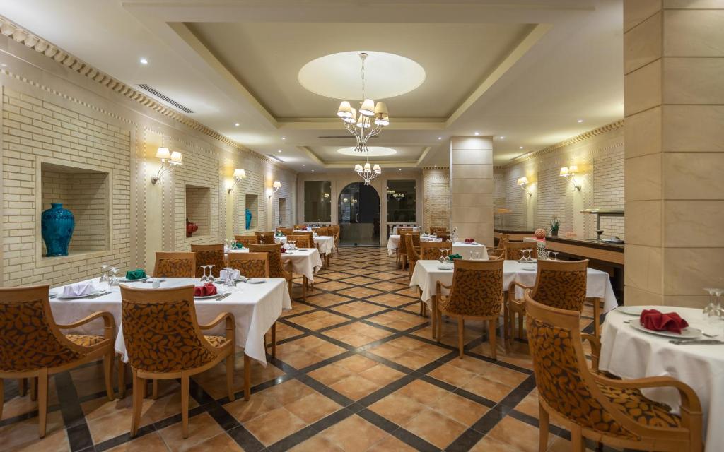 Elegants restorāns ar izsmalcinātu interjeru, kur galdi klāti ar baltām galdautām un dekorēti ar krāsainām salvetēm. Gaisma rada patīkamu atmosfēru, bet sienās ir estētiski izstrādāti nišas.