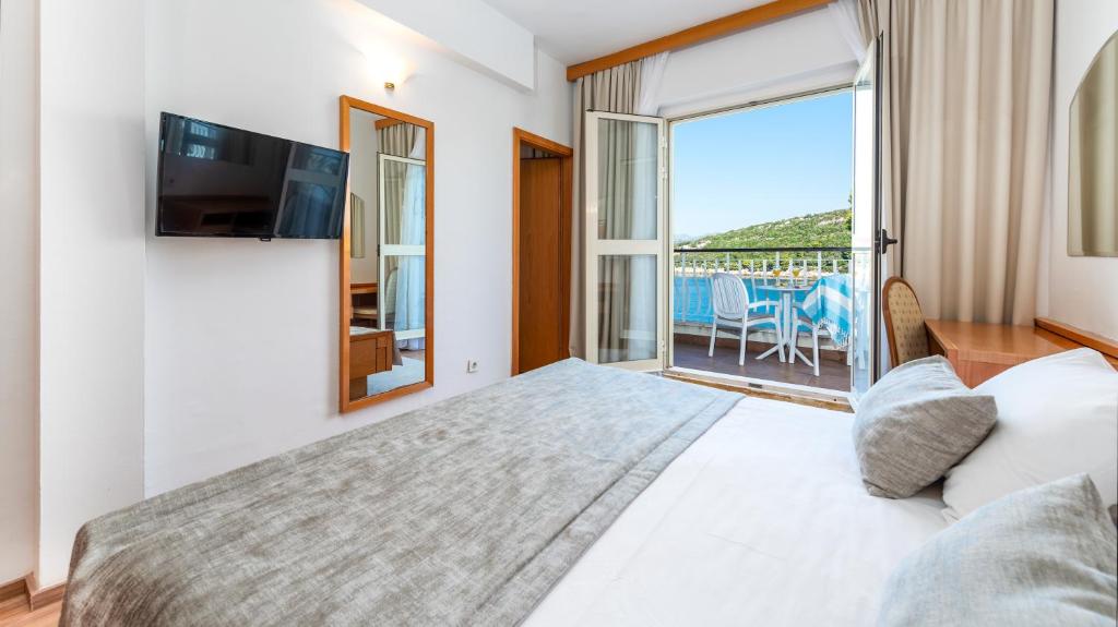 Mūsdienīgs viesnīcas numurs ar plašu balkonu un skatu uz dabu, iekārtots ar ērtu gultu, televizoru un spoguli. Ideāla vieta relaksācijai un atpūtai.