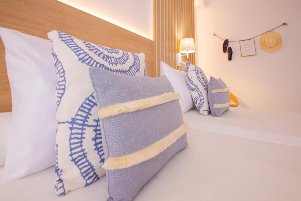 Mūsdienīgs guļamistabas interjers ar stilīgiem spilveniem un gaismas elementiem, radot relaksējošu atmosfēru. Dekorācijas ietver arī piederumus, kas piešķir telpai personīgu pieskārienu.