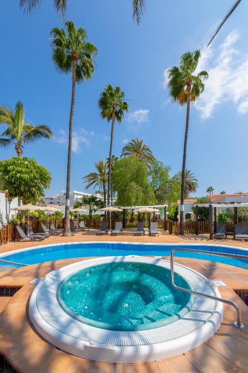 Baseins ar burbuļu vannu un palmām, saulaina un relaksējoša vide. Ideāla vieta atpūtai un atjaunošanai.