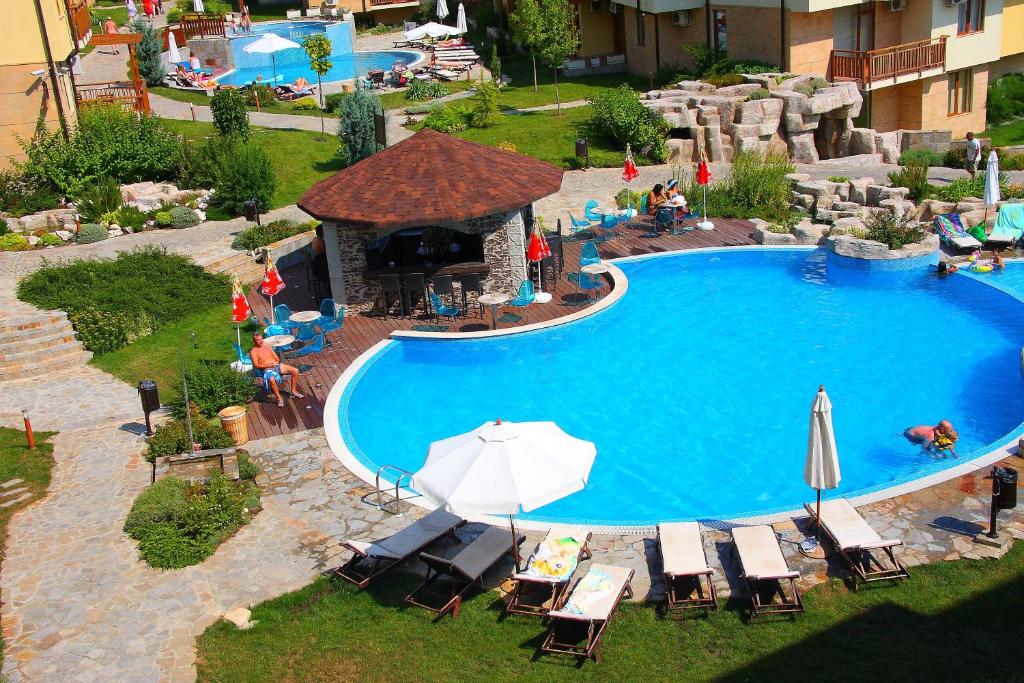 Peldbaseins ar saulainu atpūtas zonu, kur cilvēki atpūšas un izbauda brīvdienas, ieskauj zaļumi un akmens ainavas. Uzbūvēts mājīgais paviljons, kur iespējams baudīt dzērienus.