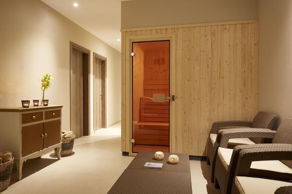 Mūsdienīgs un elegants spa zona ar saunu, relaksācijas krēsliem un dabīgām dekorācijām. Ideāla vieta atpūtai un labsajūtai.