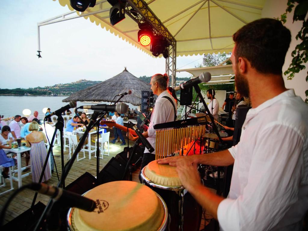 Mūziķi uz skatuves Blue Dreams Resort & Spa ar skatu uz piekrasti.