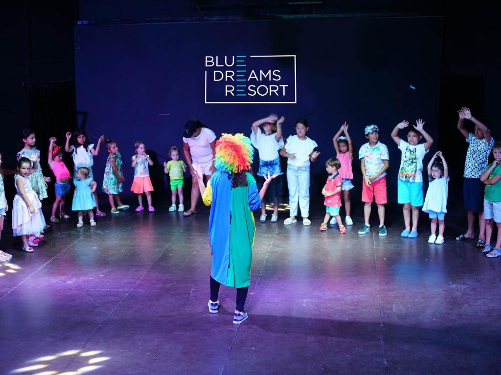Bērni izklaidējas ar klaunu Blue Dreams Resort & Spa