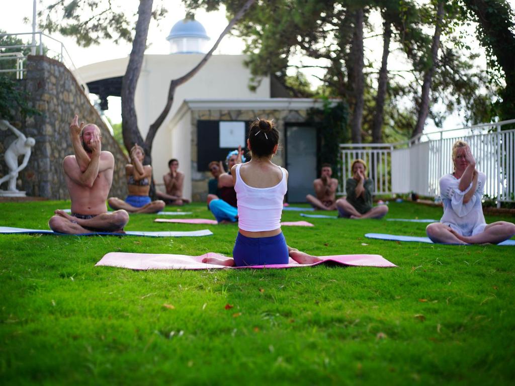 Joga nodarbība pie Blue Dreams Resort & Spa zaļajā zālienā