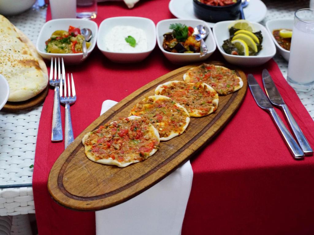 Tradicionāls ēdiens ar plānu maizi un gaļas pildījumu, pasniegts uz koka šķīvja, apvienots ar dažādiem piederumiem un mērci. Ideāls piemērs delikātai Vidusjūras virtuvei.