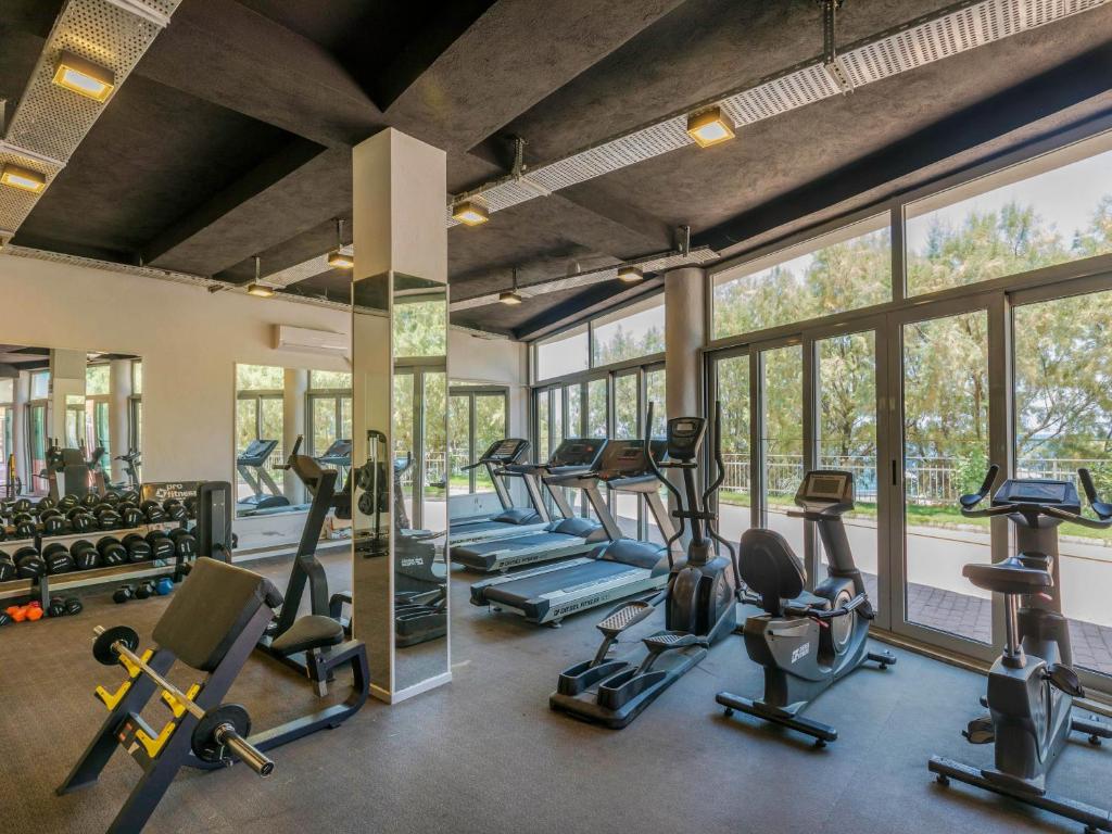 Sporta zāle Blue Dreams Resort & Spa ar modernām trenažieriem un dabīgu apgaismojumu.