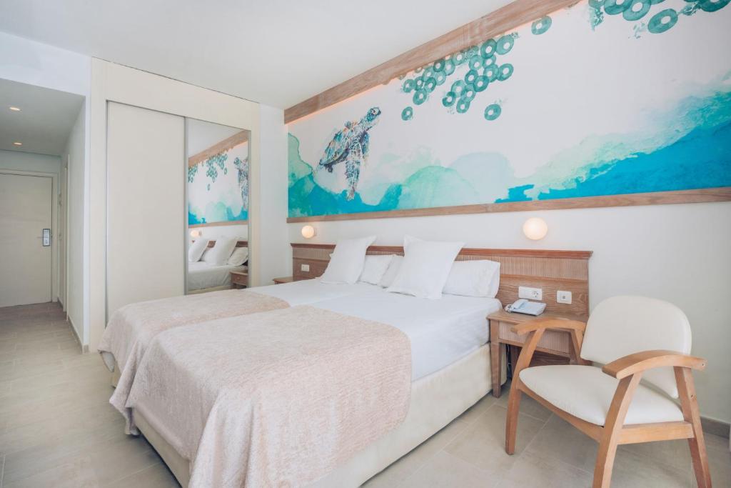 Mūsdienīga viesnīcas numura interjers ar divām vienguļamajām gultām, gaismas toņu apdari un krāsainu sienu gleznojumu, kas attēlo jūras dzīvi. Numurā ir arī ērta krēsla un galda izkārtojums.