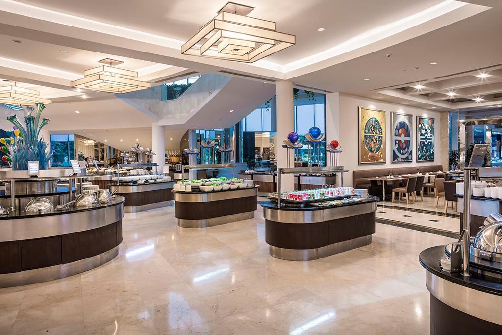 Mūsdienīgs restorāns ar elegantām mēbelēm un plašu bufeti, kas piedāvā dažādus ēdienus. Interjers ir gaišs ar mākslinieciskām gleznām un dekoratīvām lampām.