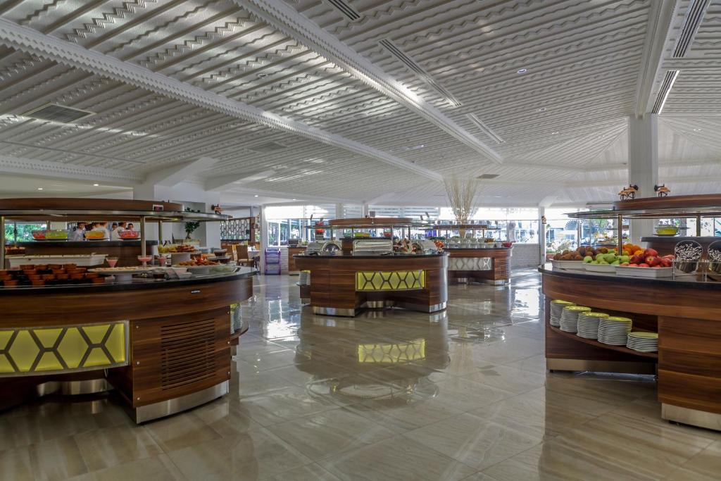 Selectum Family Resort Belek bufetes restorāns ar bagātīgu piedāvājumu