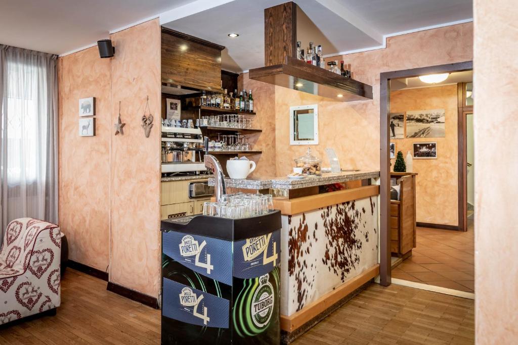 Mūsdienīgs bārs ar siltu interjeru, kas ietver koka un akmens elementus, kā arī pievilcīgu sēdvietu. Bāra zona piedāvā plašu dzērienu klāstu un mājīgu atmosfēru.