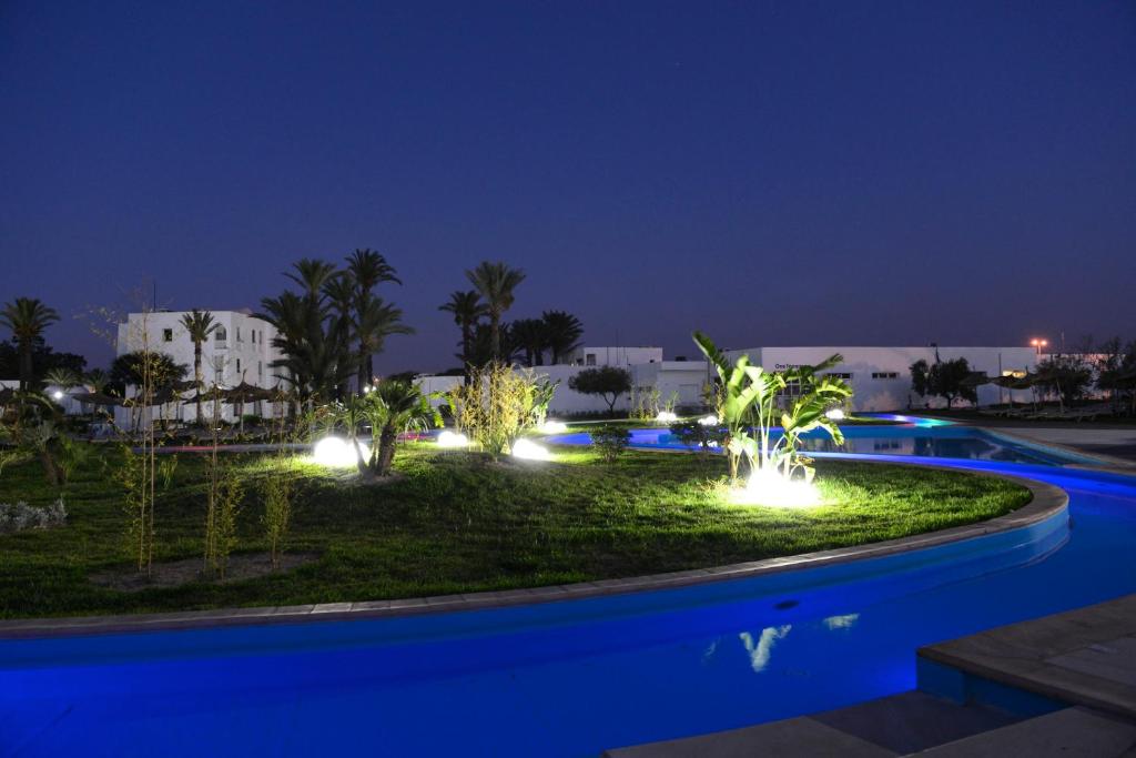 One resort aqua park & spa peldbaseins vakara apgaismojumā