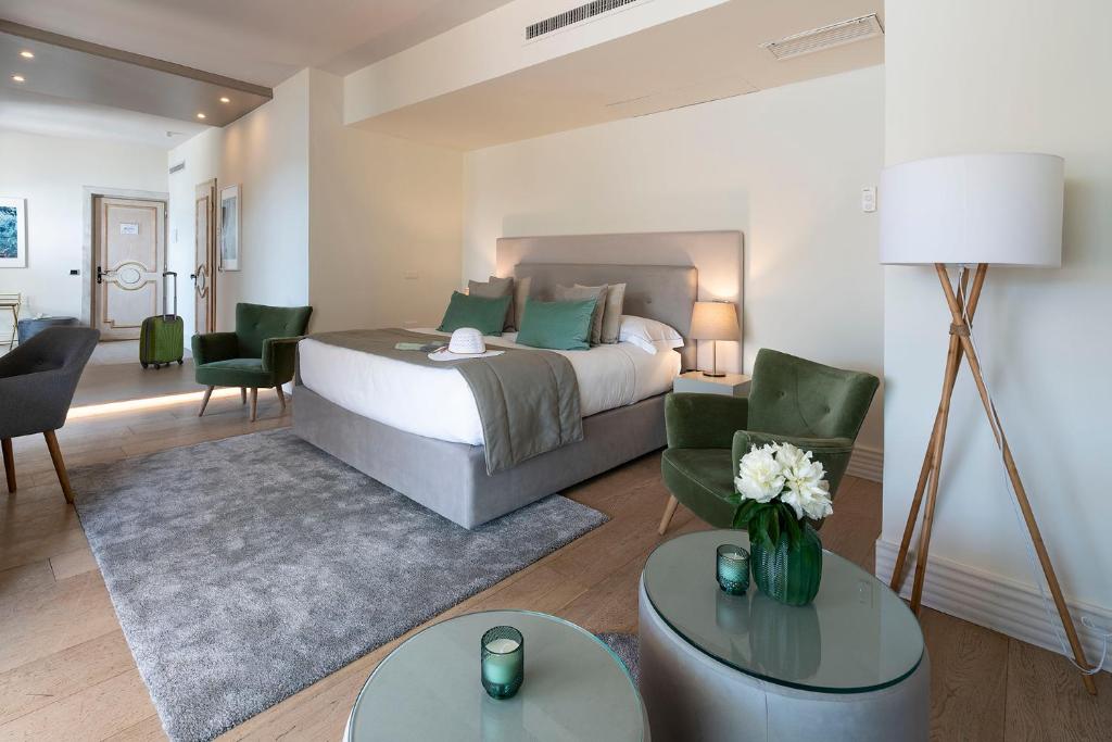 Mūsdienīgs viesnīcas numurs ar plašu gultu, zaļām mēbelēm un elegantu apgaismojumu. Interjers ir gaišs un viesmīlīgs, radot relaksējošu atmosfēru.