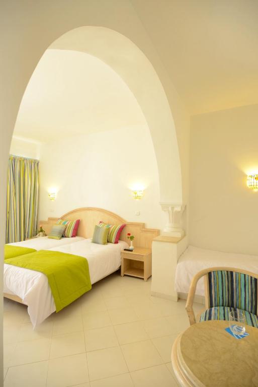 Elegants divvietīgs numurs One resort aqua park & spa ar gaišiem toņiem.