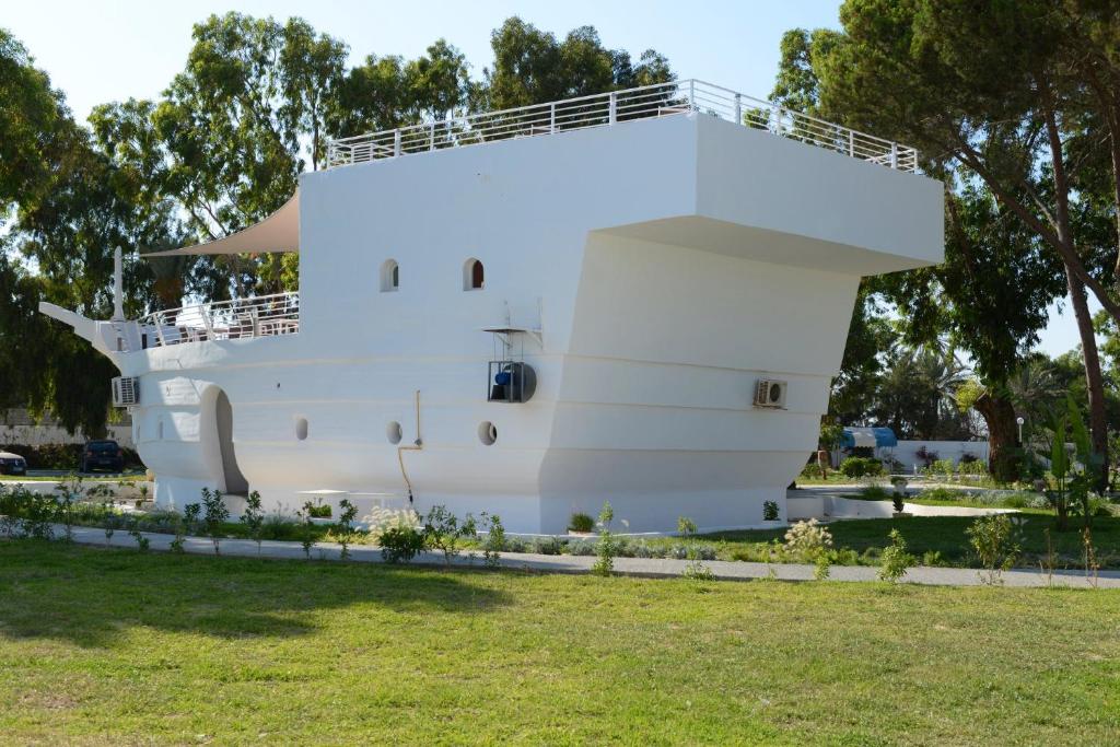 Unikāla kuģa formas ēka viesnīcā One Resort Aqua Park & Spa.