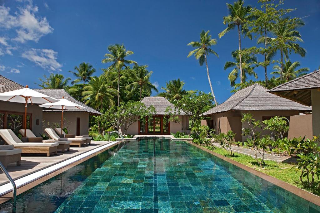 Tropu villa ar baseinu, apzaļumotu dārzu un palmām, kas rada relaksējošu atmosfēru. Ideāla vieta atpūtai un brīvā laika pavadīšanai.