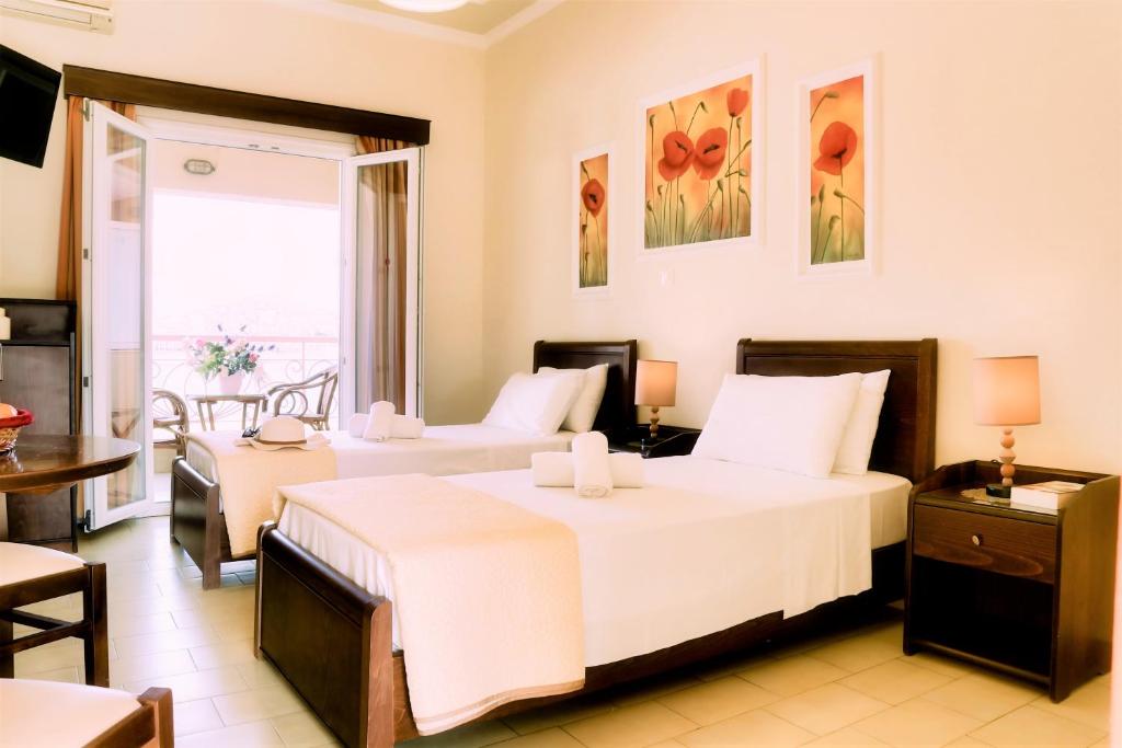 Mūsdienīgs viesnīcas numurs ar divām gultām, gaišām sienām un gleznām ar magonēm. Iekārtots ar ērtu galdu, naktsgaldiņu un piekļuvi balkonam ar skatu uz dārzu.