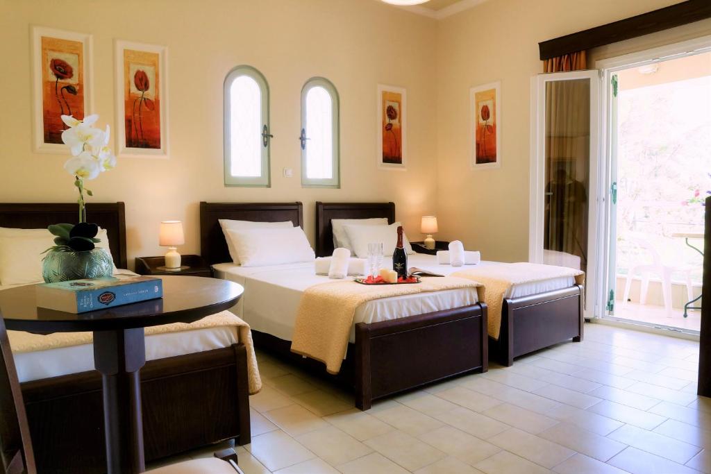 Mūsdienīgs viesnīcas numurs ar divām gultām, galdiņu un atsvaidzinošiem ziediem, kā arī piekļuvi balkonam. Sienas rotā mākslas darbi ar ziedu motīviem, radot patīkamu atmosfēru.