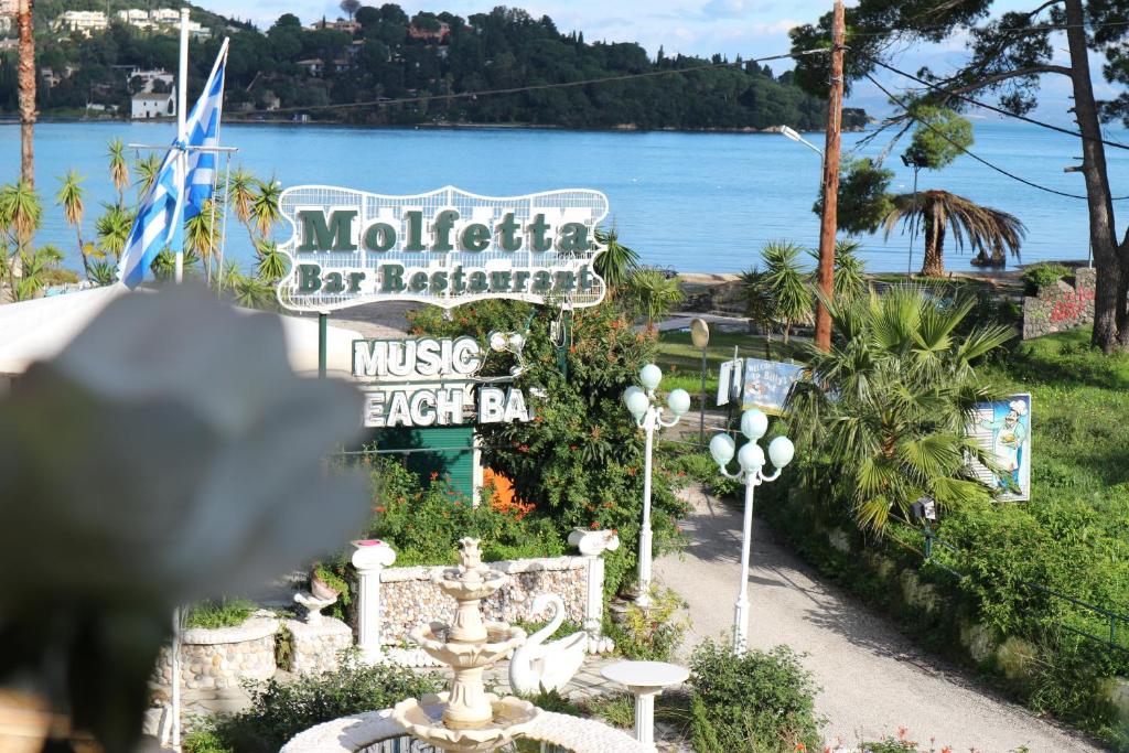 Molfetta bārs un restorāns ar skatu uz jūru, ieskauts tropisko augu un palmām. Ideāla vieta atpūtai pie pludmales.