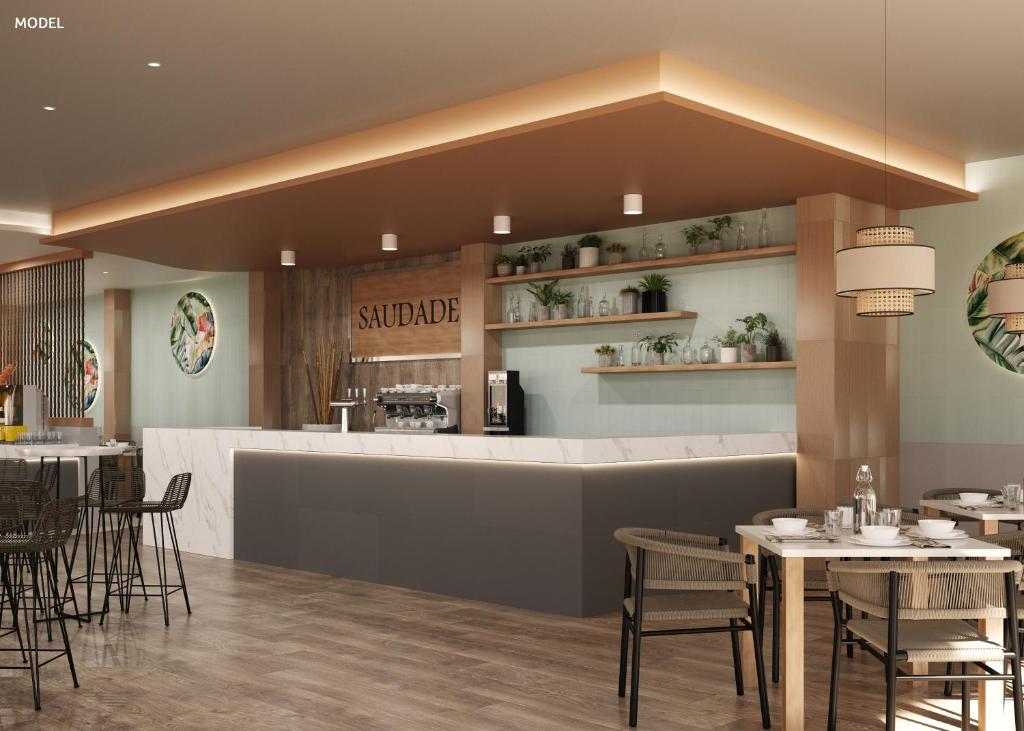 Mūsdienīgs kafijas bārs ar elegantu interjeru, kas ietver koka akcentus un augus uz plauktiem. Gaismas elementi un stilīgas mēbeles rada patīkamu atmosfēru.