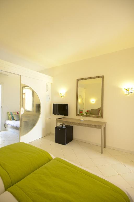 Elegants numurs viesnīcā One resort aqua park & spa ar spilgti zaļu gultas veļu.