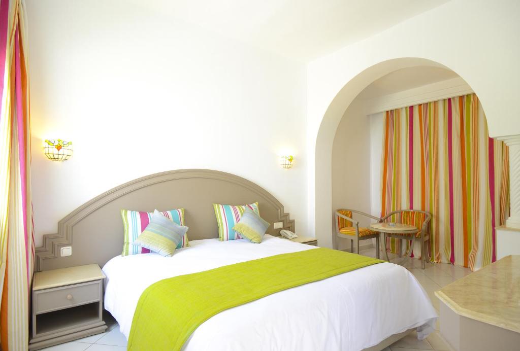 Numurs ar krāsainiem aizkariem un spilveniem One resort aqua park & spa.