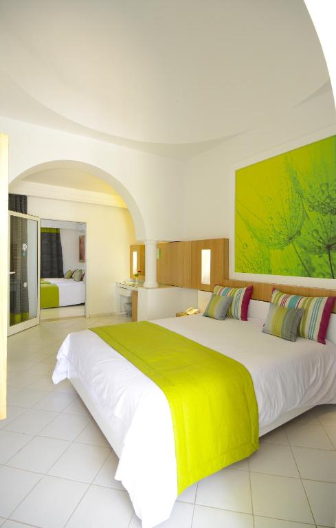 Numurs ar spilgtu dizainu One Resort Aqua Park & Spa viesnīcā.