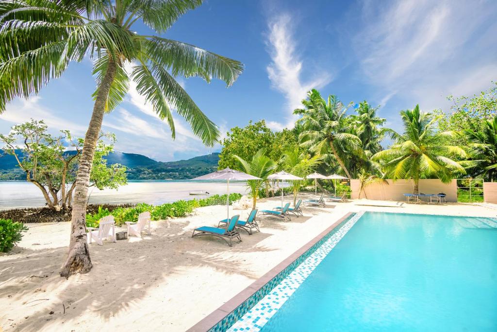 Tropu oāze ar baseinu, pludmali un palmu kokiem, kas piedāvā relaksējošu skatu uz jūru un kalniem. Ideāla vieta atpūtai un brīvā laika pavadīšanai.