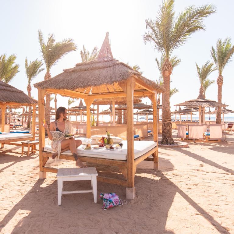 Relaksējoša atmosfēra pie Albatros Palace Resort pludmales gultā ar augļiem.