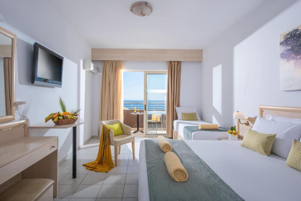 Moderns numurs ar skatu uz jūru pie Blue Bay Resort Crete