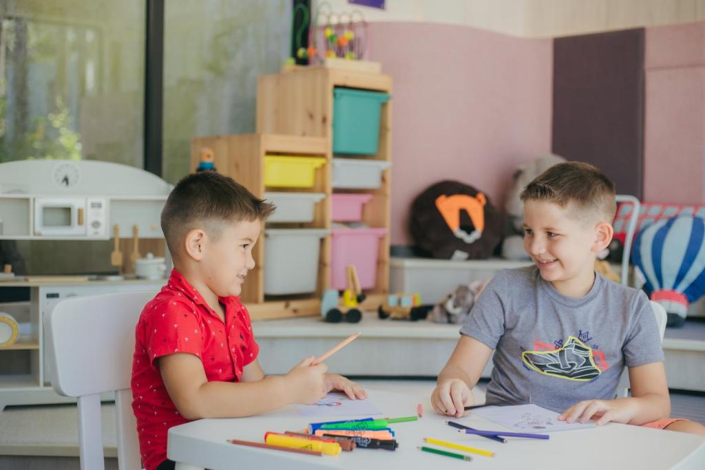 Divi bērni zīmē un krāso draudzīgā atmosfērā.