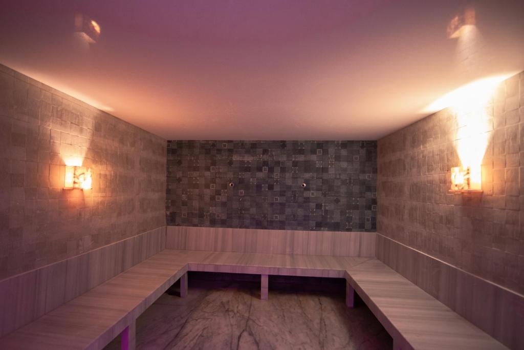 Mūsdienīga sauna ar akmens apdari un ērtām sēdvietām, apgaismota ar siltām gaismām. Ideāla vieta relaksācijai un atpūtai.