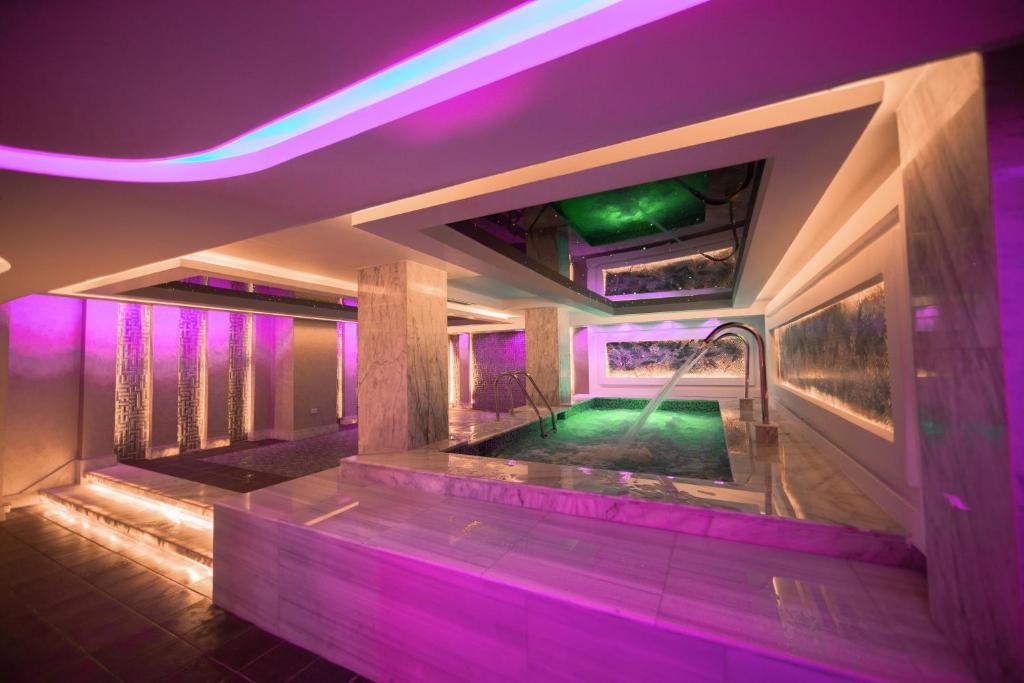 Mūsdienīgs spa ar relaksējošu atmosfēru, ko papildina rozā un zaļā apgaismojuma efekti. Ūdens strūklas un eleganti akcenti veido ideālu vietu atpūtai.
