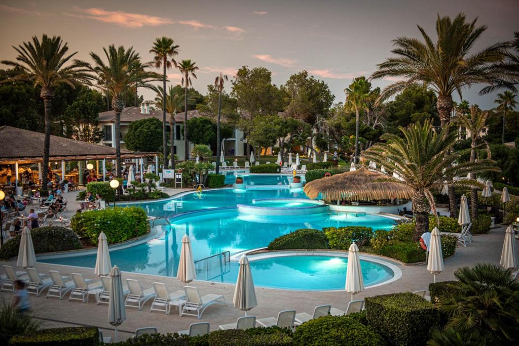 Luksusa kūrorts ar vairākiem baseiniem un palmām, kas veido mierīgu atmosfēru. Ideāla vieta atpūtai un izklaidei.