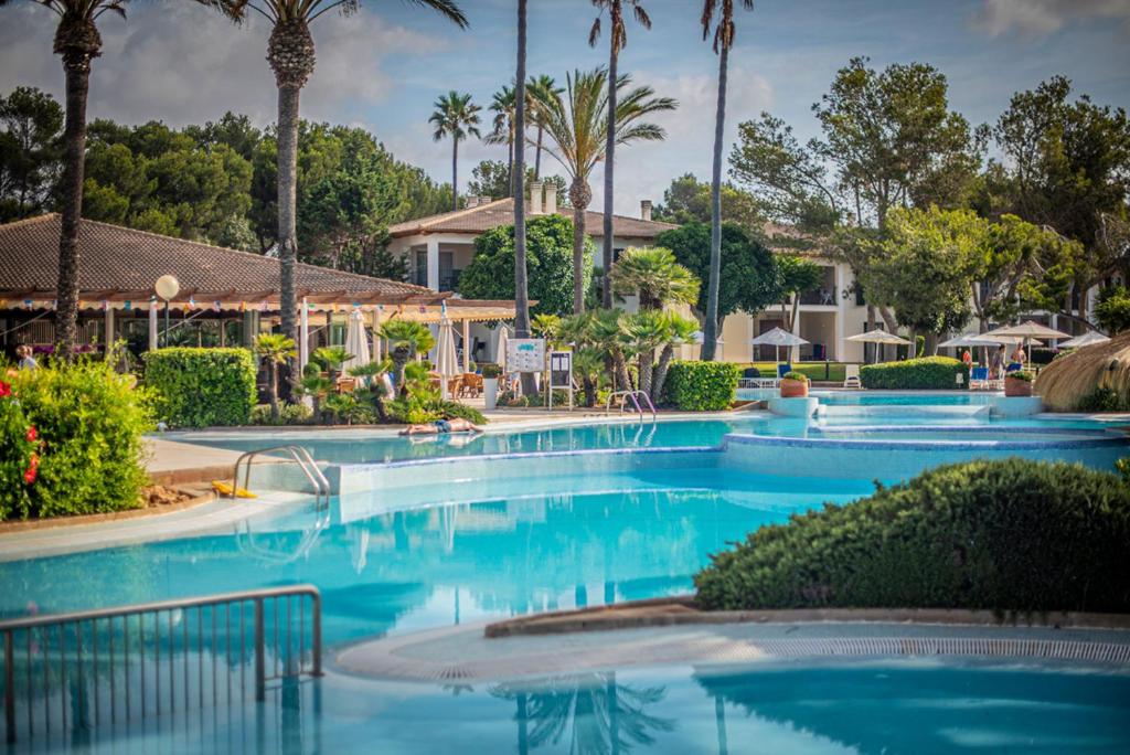 Lielisks atpūtas komplekss ar skaistu baseinu, apzaļumojumu un palmām, kas rada relaksējošu atmosfēru. Ideāli piemērots atvaļinājumam pie jūras.