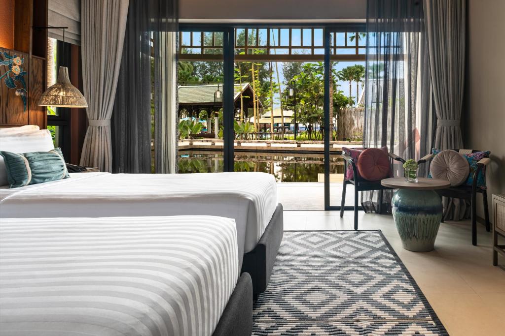 Numurs viesnīcā Grand Mercure Khao Lak Bangsak ar skatu uz dārzu.