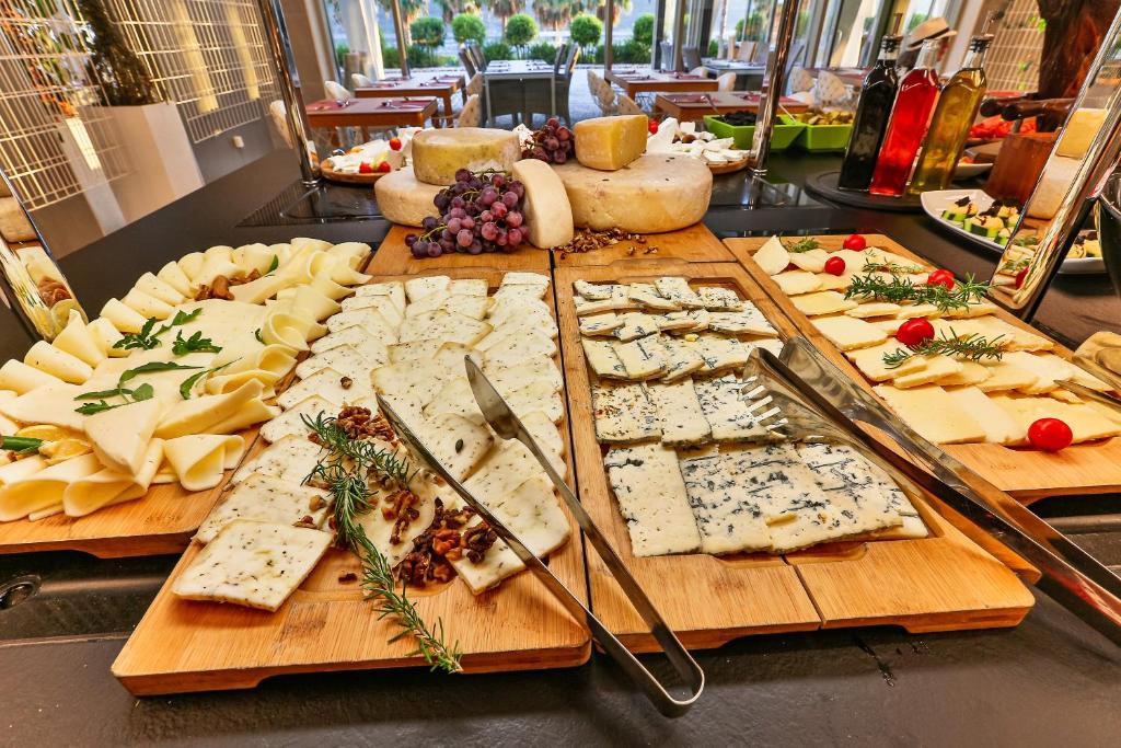 Siera šķiņķu un uzkodu bufete ar dažādiem siera veidiem, riekstiem un augļiem. Ideāli piemērots gardēžu pasākumiem.