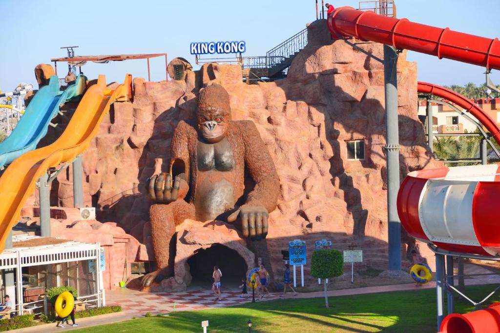 Lielais gorillas, kas veidots kā atrakciju parks, ar ūdens slidkalniņiem un spilgtām krāsām. Šī vieta ir populāra ģimenēm un piedāvā aizraujošas izklaides iespējas.