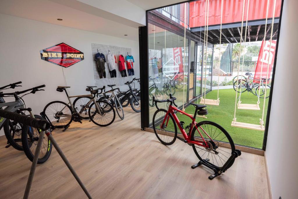 Veikals "Bike Point" ar dažādām velosipēdu izvēlēm un apģērbu izstādi, kas atrodas stilīgā un modernā interjerā. Gaismas un atvērta telpa rada aicinošu atmosfēru.