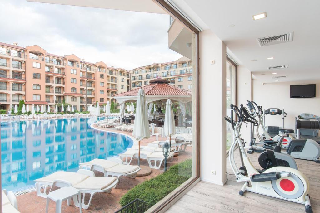 Moderns fitness centrs ar skatu uz baseinu un viesnīcu kompleksu. Vieta, kur apvienota atpūta un sports.