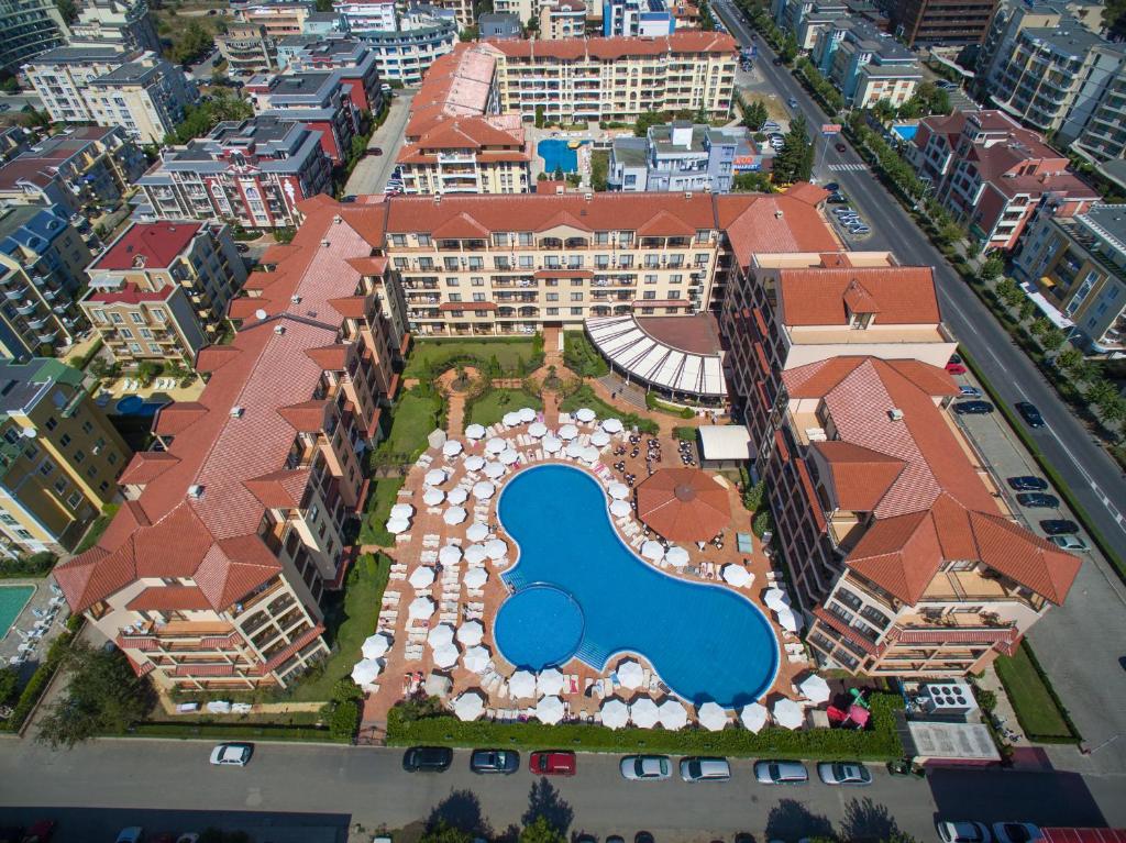 Viesnīcas komplekss ar plašu baseinu un sauļošanās vietām, ko ieskauj moderni apartamenti un pilsētas ainava. Ideāla vieta atpūtai un relaksācijai.