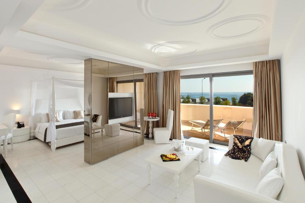 Mūsdienīgs numurs ar balkonu viesnīcā Princess Andriana Resort & Spa