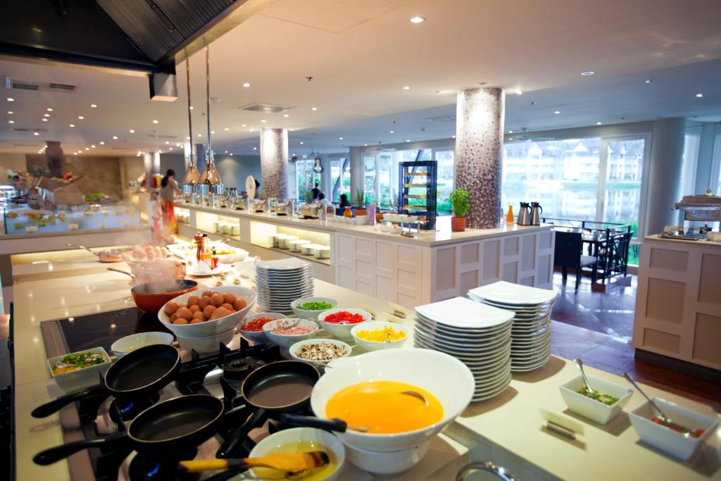 Brokastu bufete Angsana Laguna Phuket ar svaigiem produktiem un dažādām ēdienu iespējām.