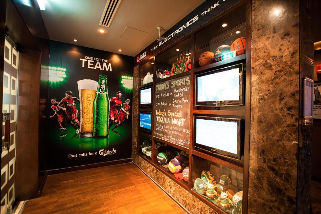Sporta bārs Citymax al Barsha viesnīcā ar Carlsberg reklāmu.
