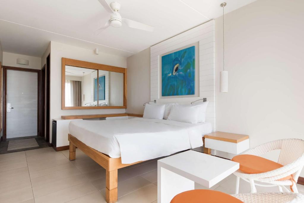 Moderns numurs Radisson Blu Poste Lafayette Resort & SPA ar gultu un atpūtas zonu.