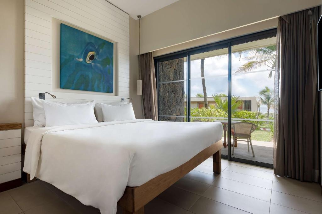 Numurs ar dīvānu un skatu uz dārzu Radisson Blu Poste Lafayette Resort & SPA