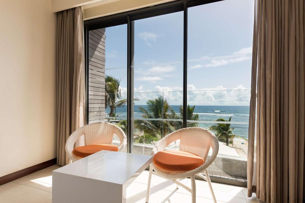 Skats no Radisson Blu Poste Lafayette Resort & SPA numura ar ērtām krēslām piekrastē.