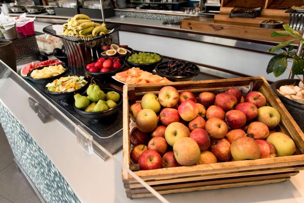 Augļu bufete Radisson Blu Poste Lafayette Resort & SPA ar āboliem un svaigiem augļiem.