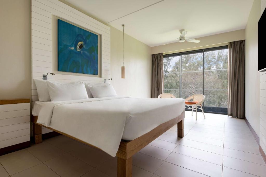 Mūsdienīgs numurs Radisson Blu Poste Lafayette Resort & SPA ar skatu uz dabu.