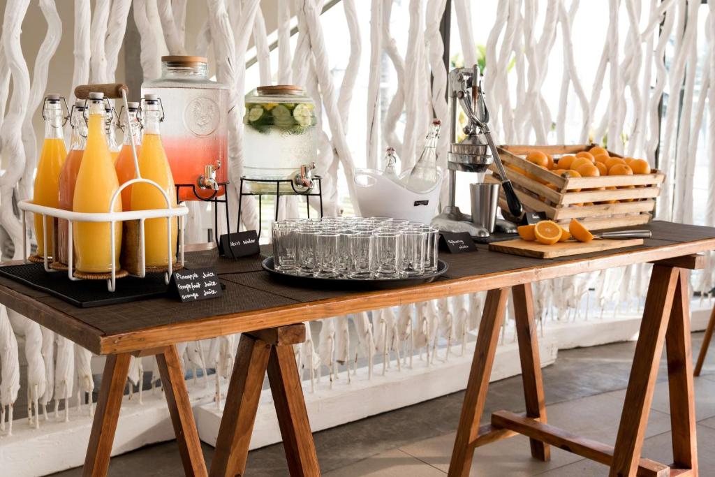 Dzerienu stends ar augļu sulu un atsvaidzinošiem dzērieniem Radisson Blu Poste Lafayette Resort & SPA.